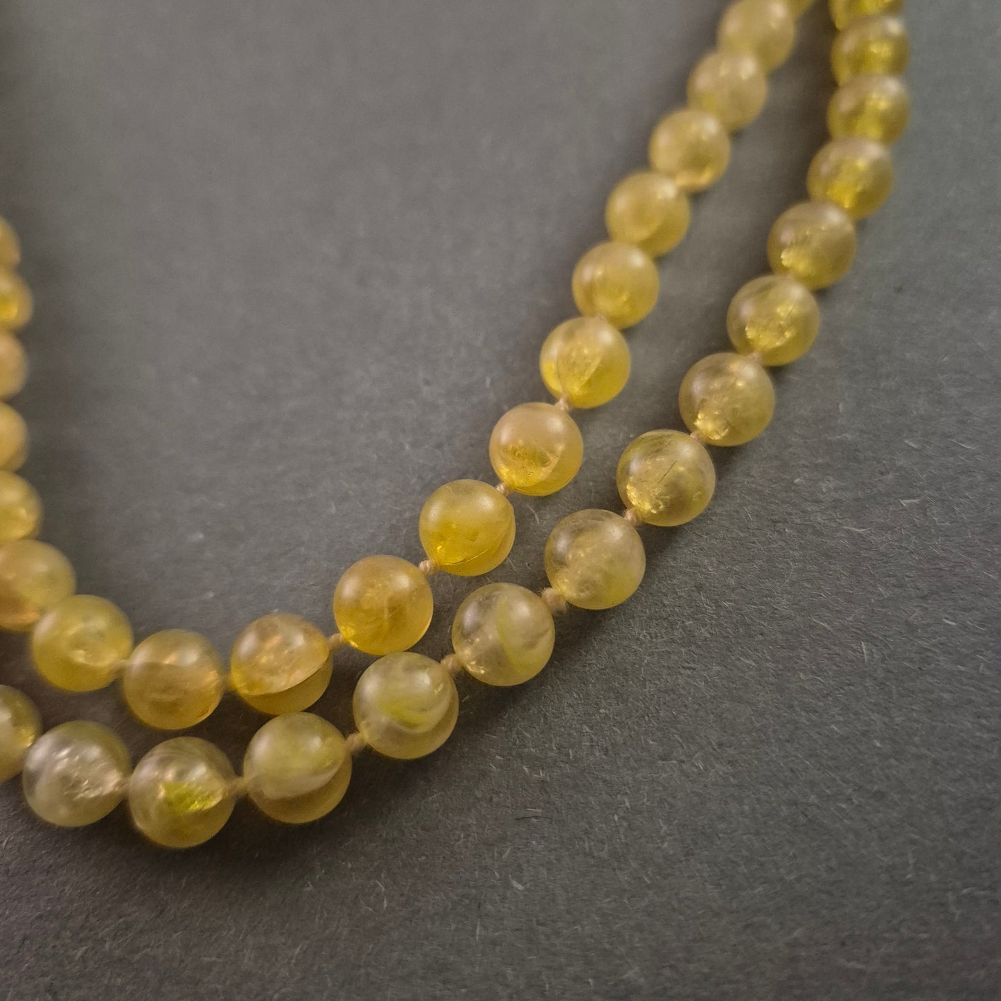 Elegante zweireihige Vintage-Kette in Bernsteinoptik – Zeitlose Schönheit