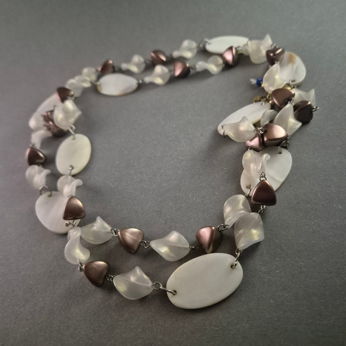 Exklusive Designer-Kette mit Perlmutt- und Glas-Elementen – Elegantes Statement