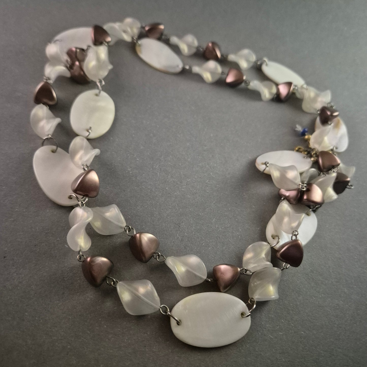 Exklusive Designer-Kette mit Perlmutt- und Glas-Elementen – Elegantes Statement