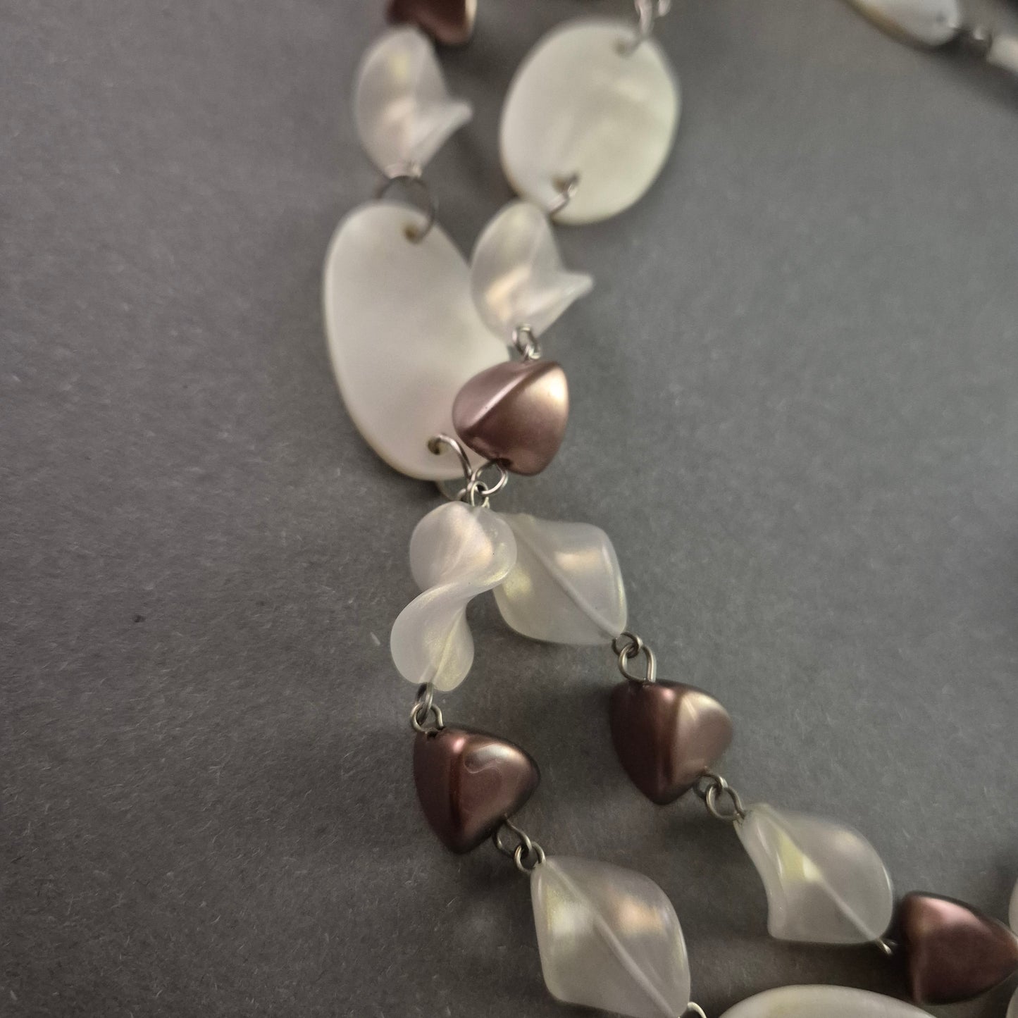 Exklusive Designer-Kette mit Perlmutt- und Glas-Elementen – Elegantes Statement