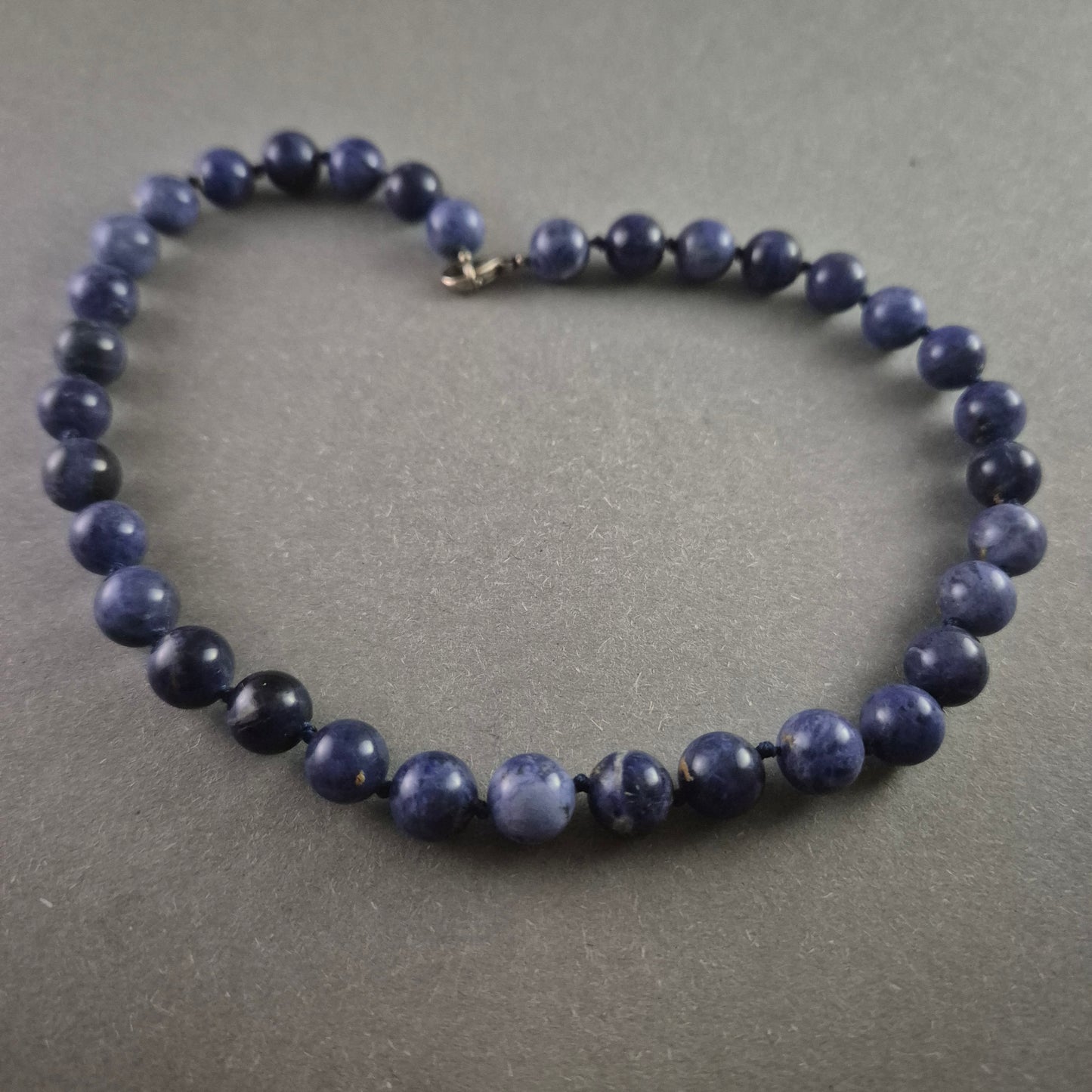 Edle Vintage-Kette mit blauen Natursteinperlen – Stilvolle Eleganz