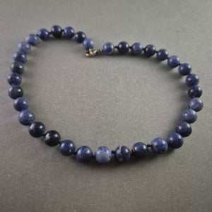 Edle Vintage-Kette mit blauen Natursteinperlen – Stilvolle Eleganz