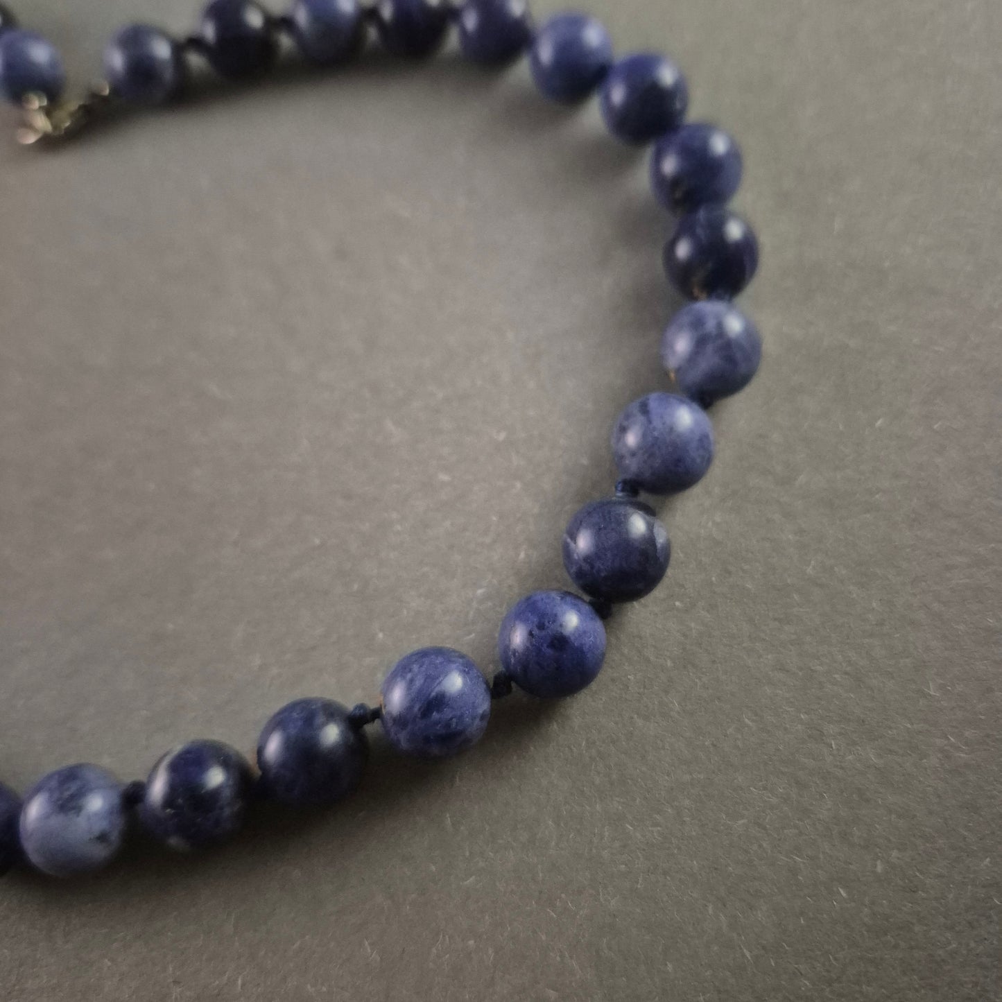 Edle Vintage-Kette mit blauen Natursteinperlen – Stilvolle Eleganz