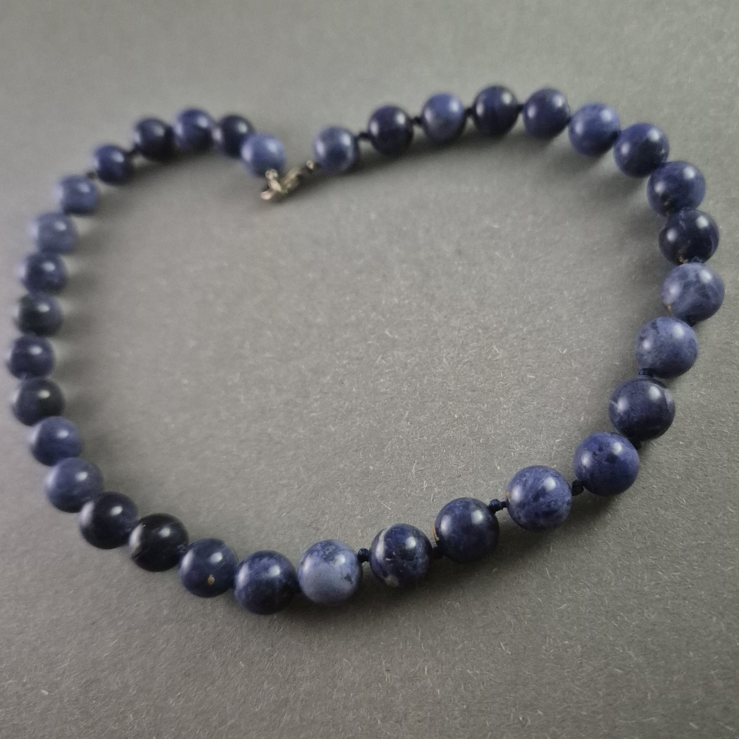 Edle Vintage-Kette mit blauen Natursteinperlen – Stilvolle Eleganz
