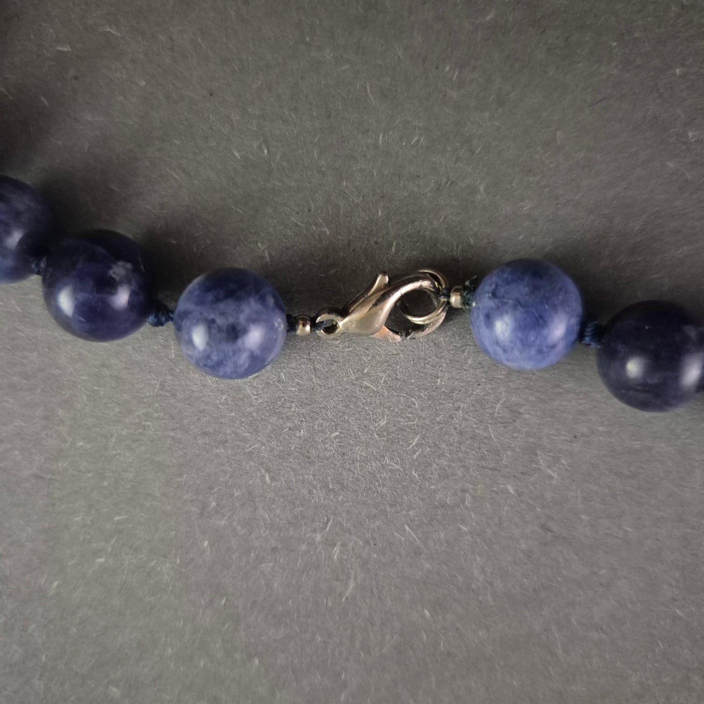 Edle Vintage-Kette mit blauen Natursteinperlen – Stilvolle Eleganz