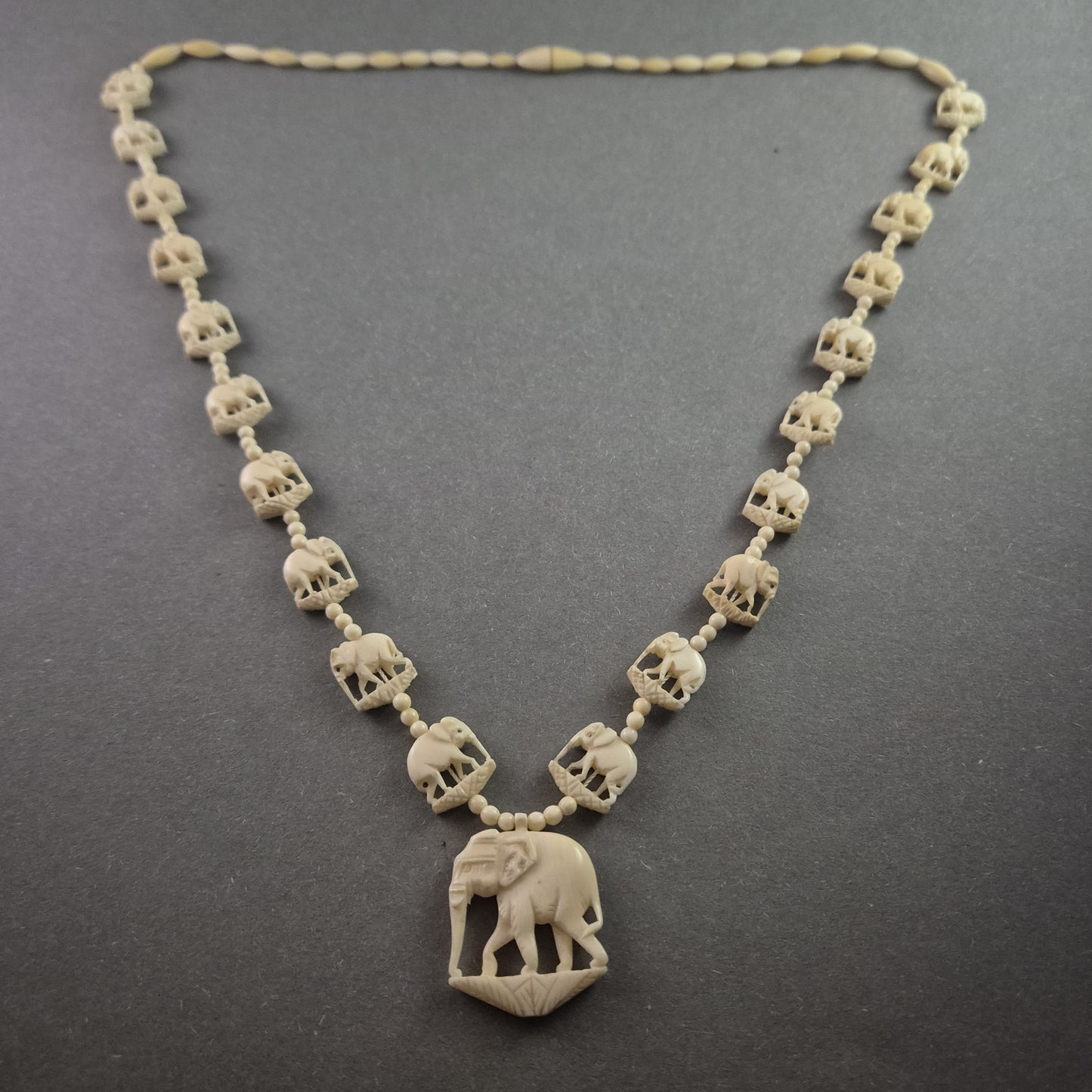 Exquisite Vintage-Kette mit Elefantenmotiven – Kunstvoll gearbeitet