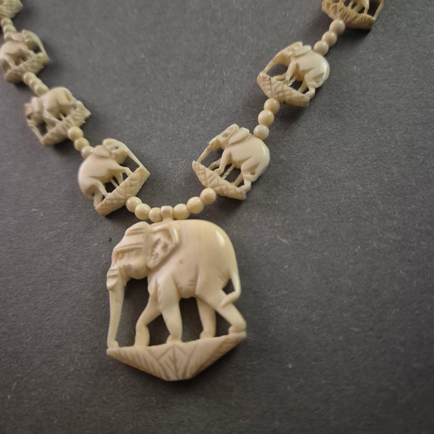 Exquisite Vintage-Kette mit Elefantenmotiven – Kunstvoll gearbeitet