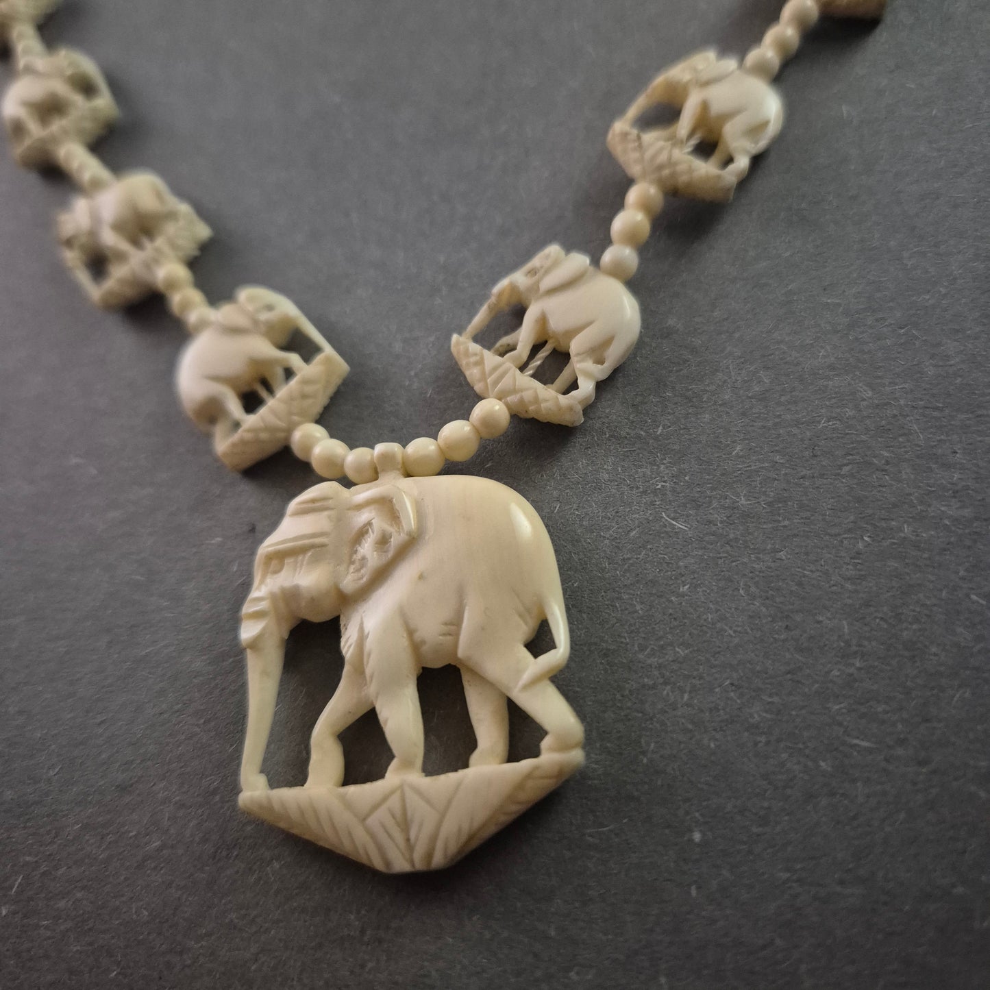 Exquisite Vintage-Kette mit Elefantenmotiven – Kunstvoll gearbeitet