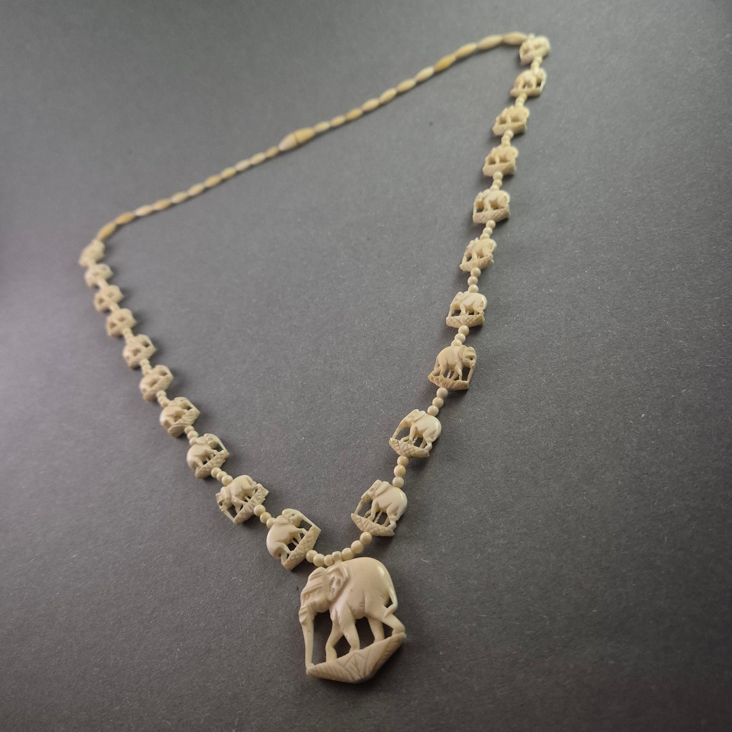 Exquisite Vintage-Kette mit Elefantenmotiven – Kunstvoll gearbeitet