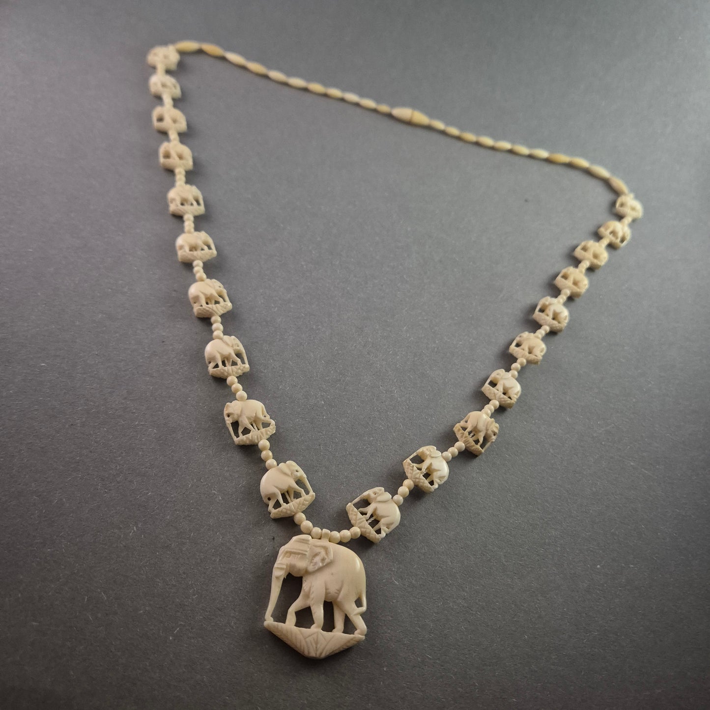 Exquisite Vintage-Kette mit Elefantenmotiven – Kunstvoll gearbeitet