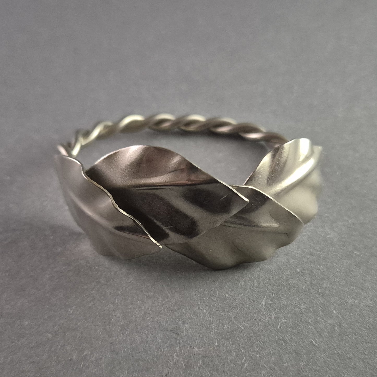 Handgefertigter Armreif – Naturinspiriertes Design mit kunstvoller Blattstruktur