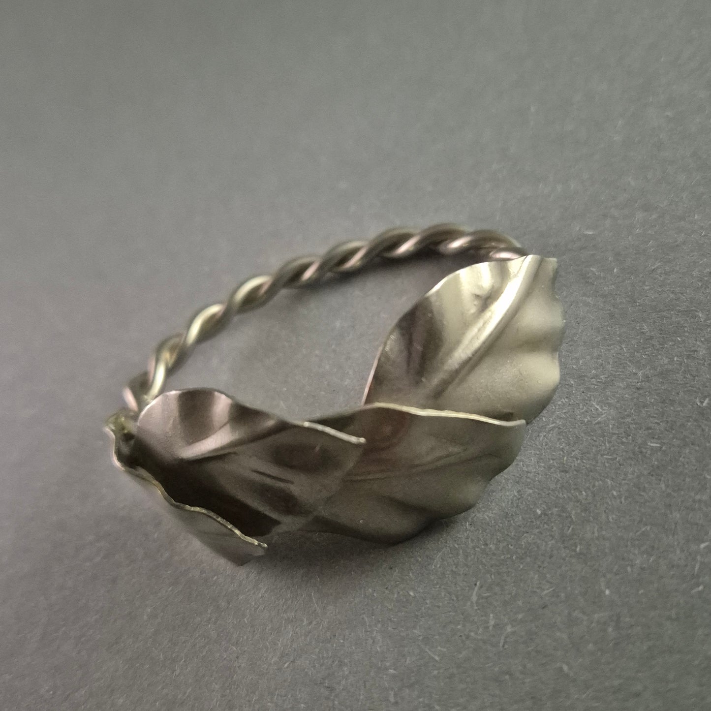 Handgefertigter Armreif – Naturinspiriertes Design mit kunstvoller Blattstruktur