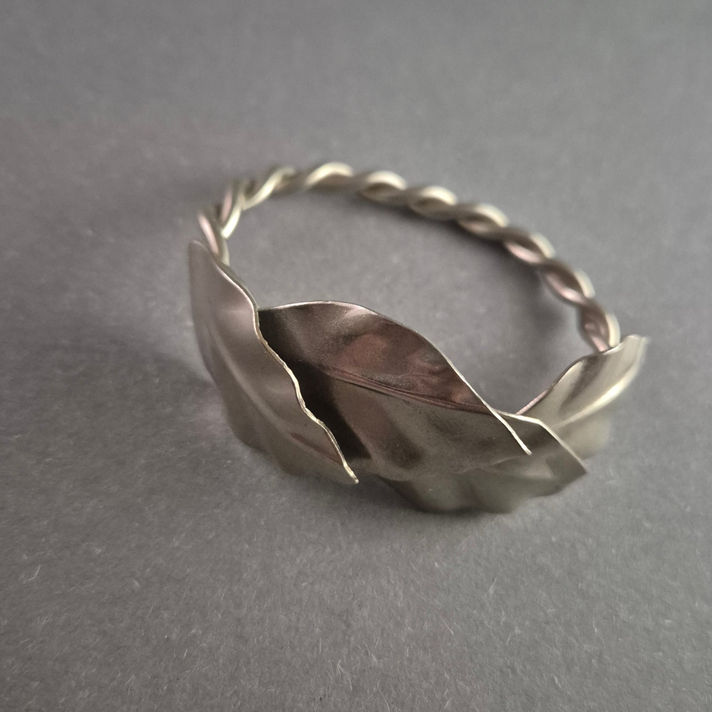 Handgefertigter Armreif – Naturinspiriertes Design mit kunstvoller Blattstruktur