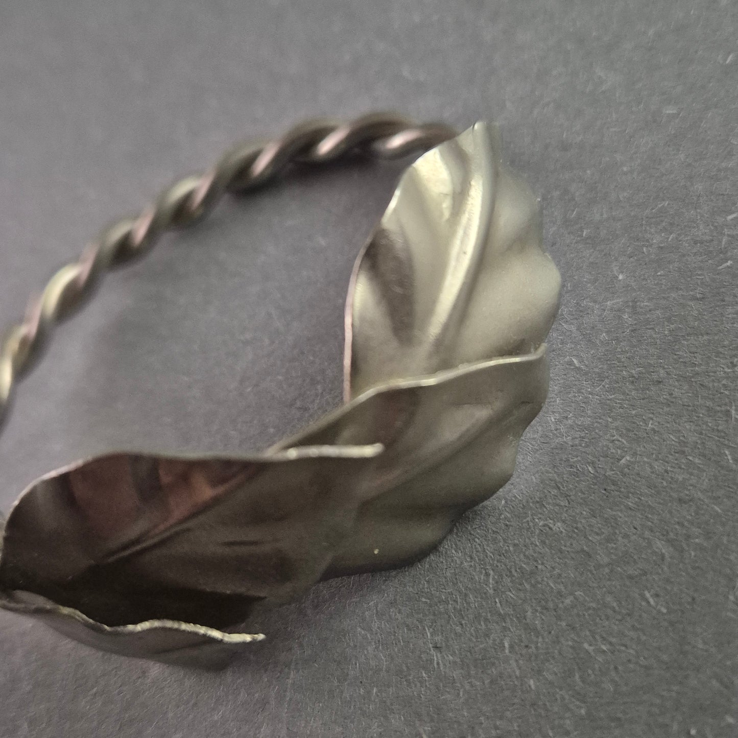Handgefertigter Armreif – Naturinspiriertes Design mit kunstvoller Blattstruktur