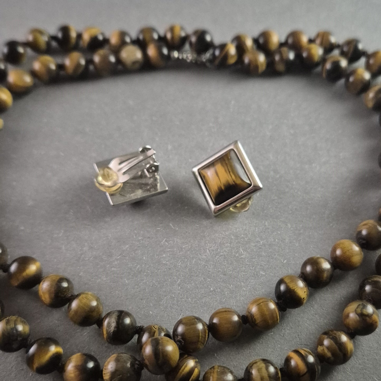 Vintage Schmuckset – Tigereisen-Cabochons mit Halskette & Clip-Ohrringen