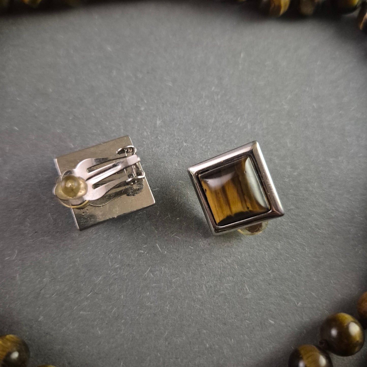 Vintage Schmuckset – Tigereisen-Cabochons mit Halskette & Clip-Ohrringen