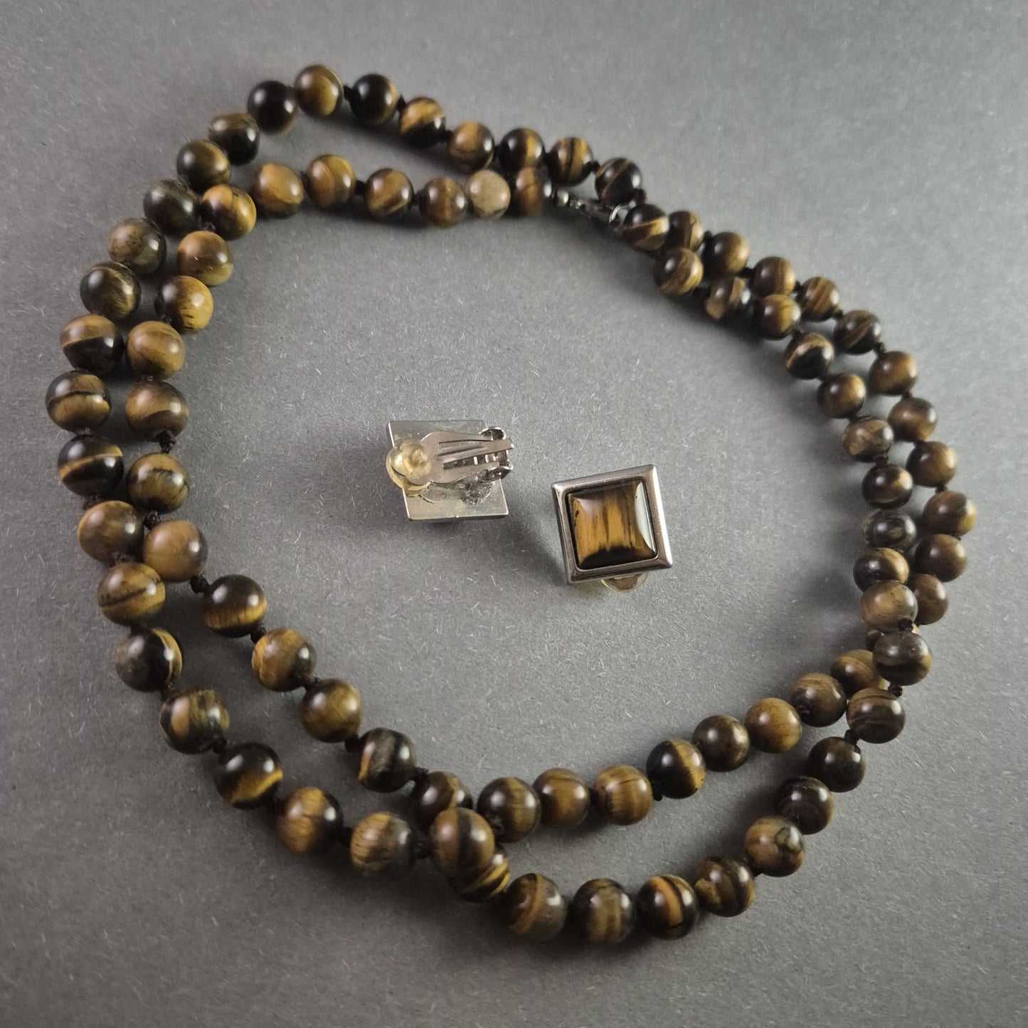 Vintage Schmuckset – Tigereisen-Cabochons mit Halskette & Clip-Ohrringen