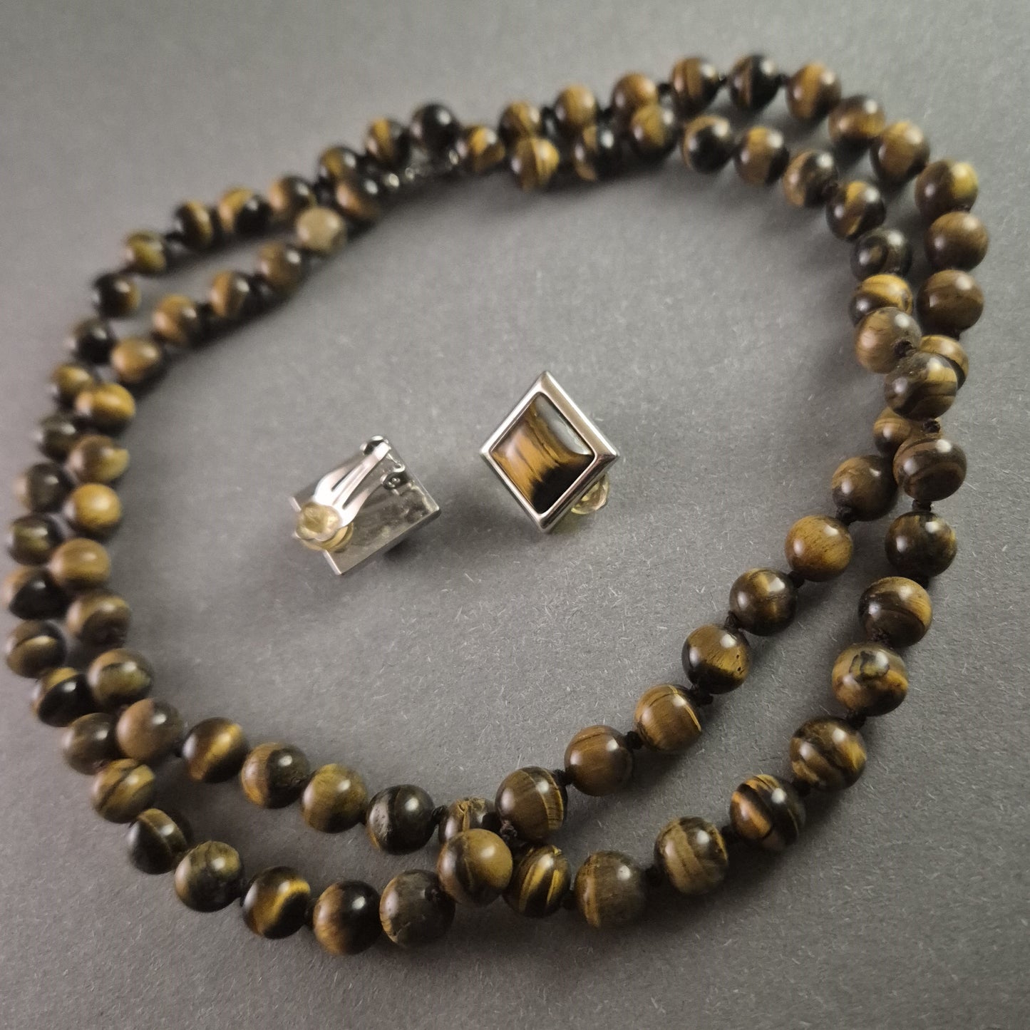 Vintage Schmuckset – Tigereisen-Cabochons mit Halskette & Clip-Ohrringen