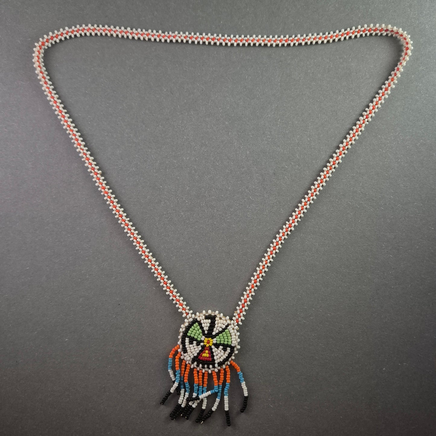 Handgefertigte Perlenkette – Traditionelles Ethno-Design mit kunstvollem Muster