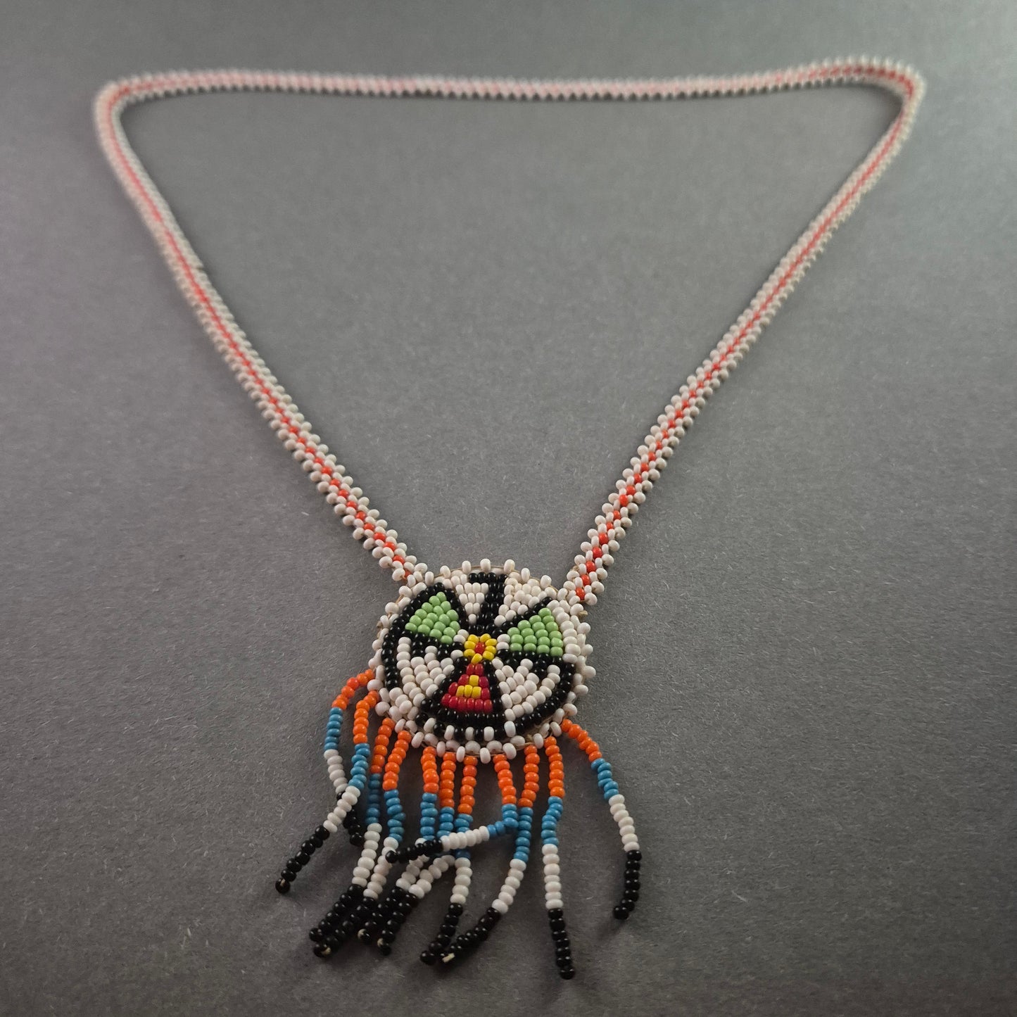 Handgefertigte Perlenkette – Traditionelles Ethno-Design mit kunstvollem Muster