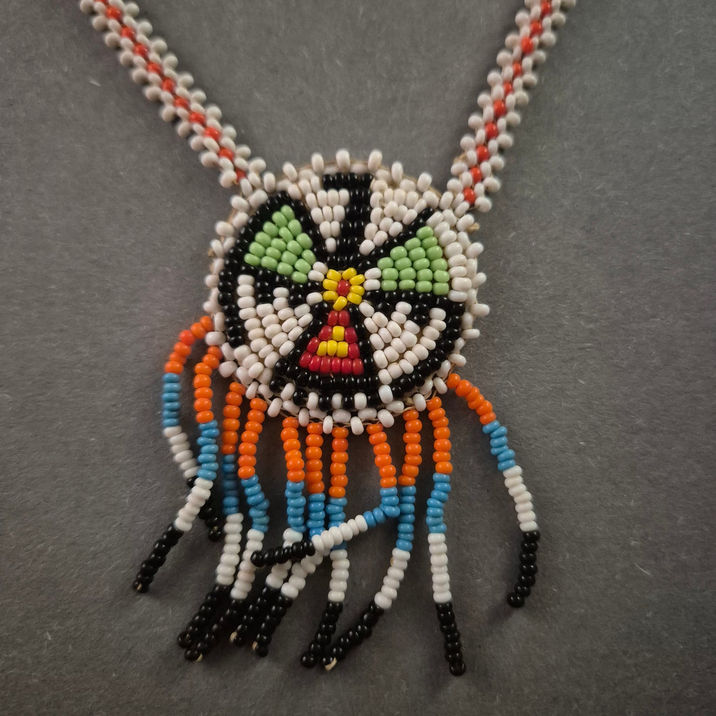 Handgefertigte Perlenkette – Traditionelles Ethno-Design mit kunstvollem Muster