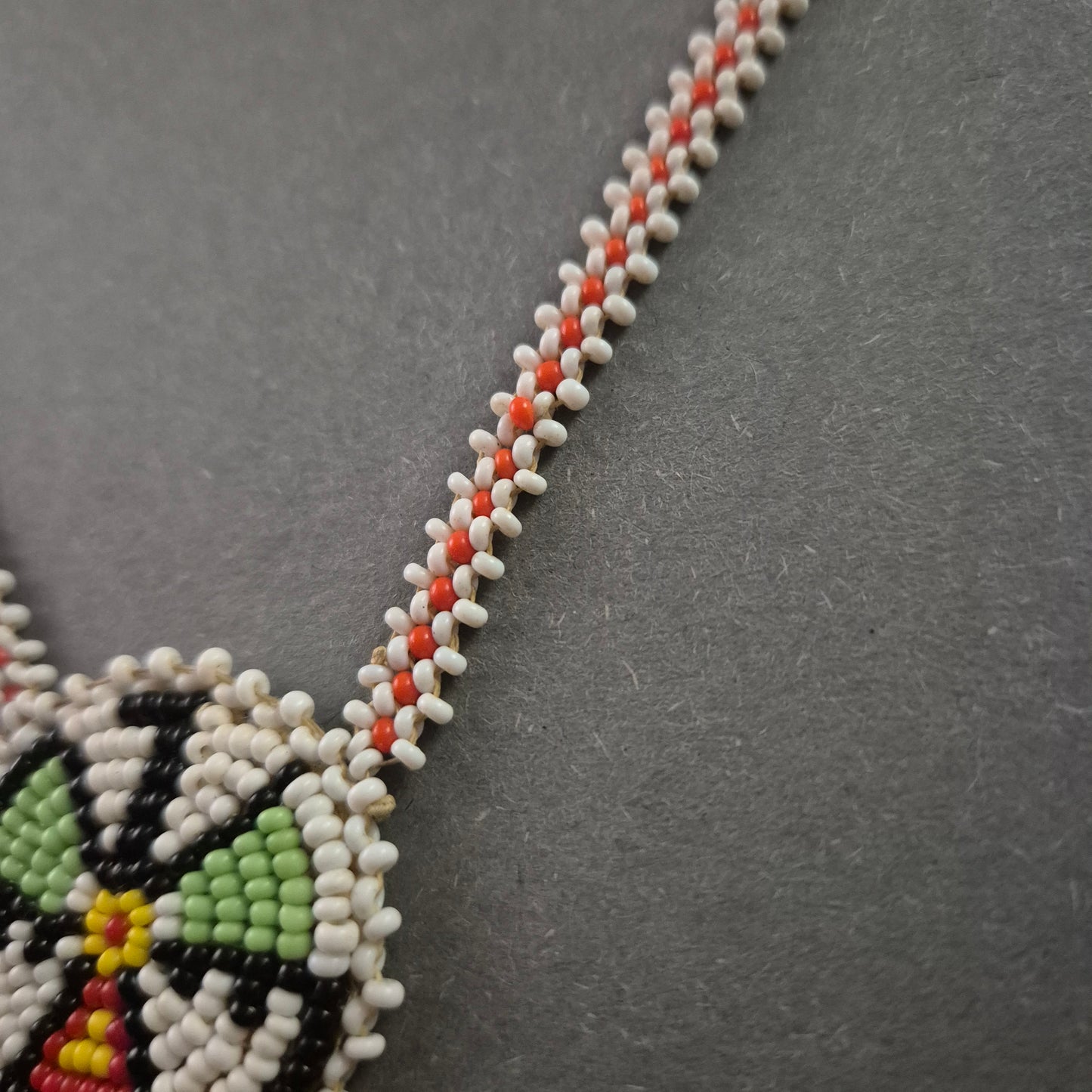 Handgefertigte Perlenkette – Traditionelles Ethno-Design mit kunstvollem Muster