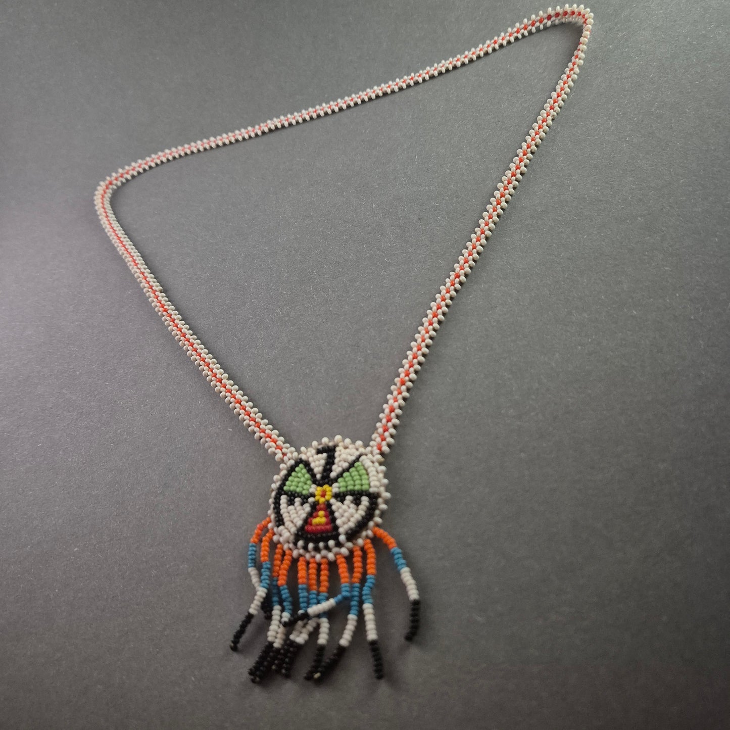 Handgefertigte Perlenkette – Traditionelles Ethno-Design mit kunstvollem Muster