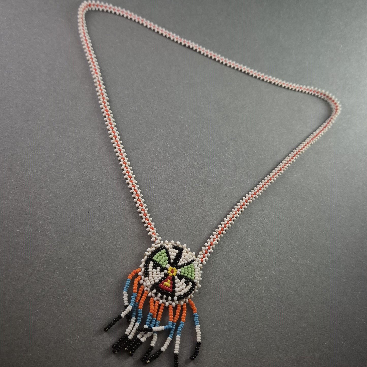 Handgefertigte Perlenkette – Traditionelles Ethno-Design mit kunstvollem Muster