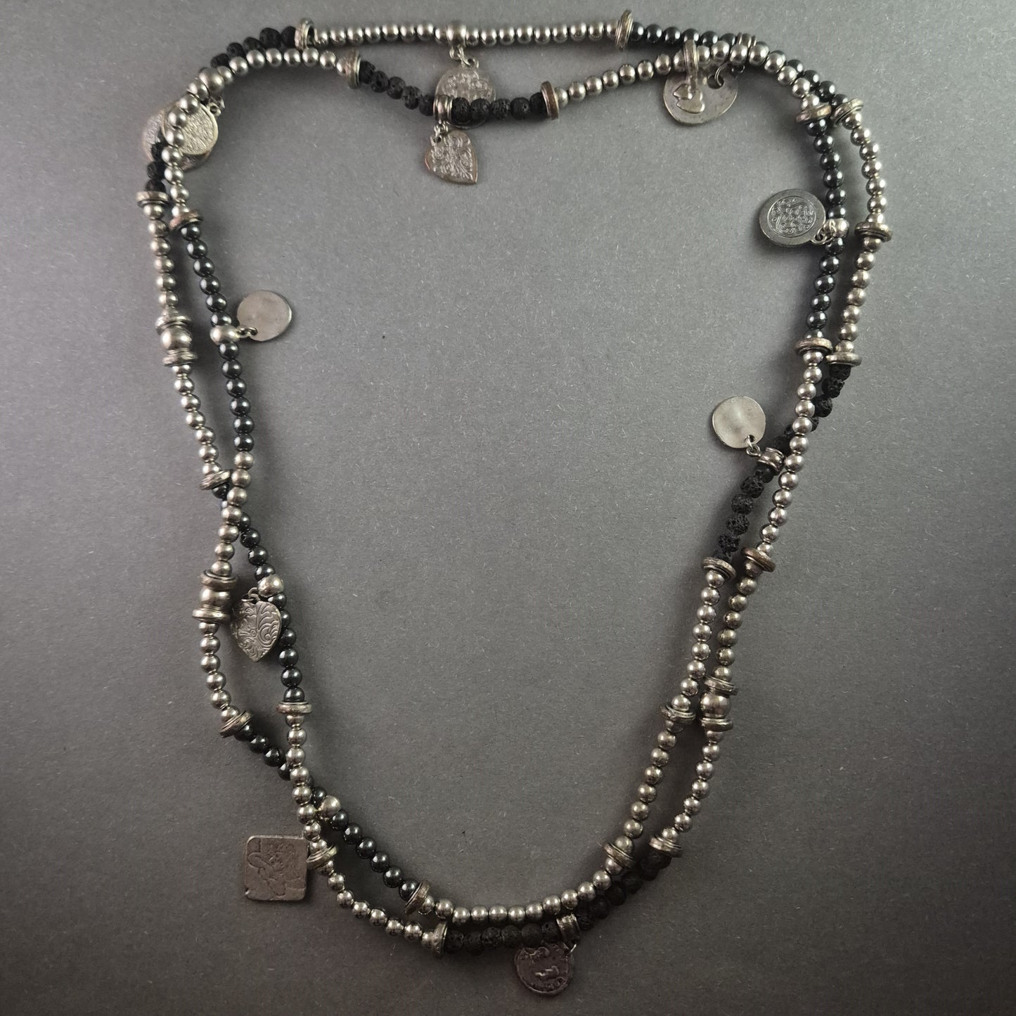 Doppelreihige Vintage-Halskette – Lava- & Metallperlen mit Münzanhängern