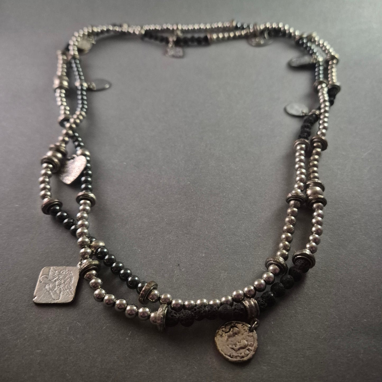 Doppelreihige Vintage-Halskette – Lava- & Metallperlen mit Münzanhängern
