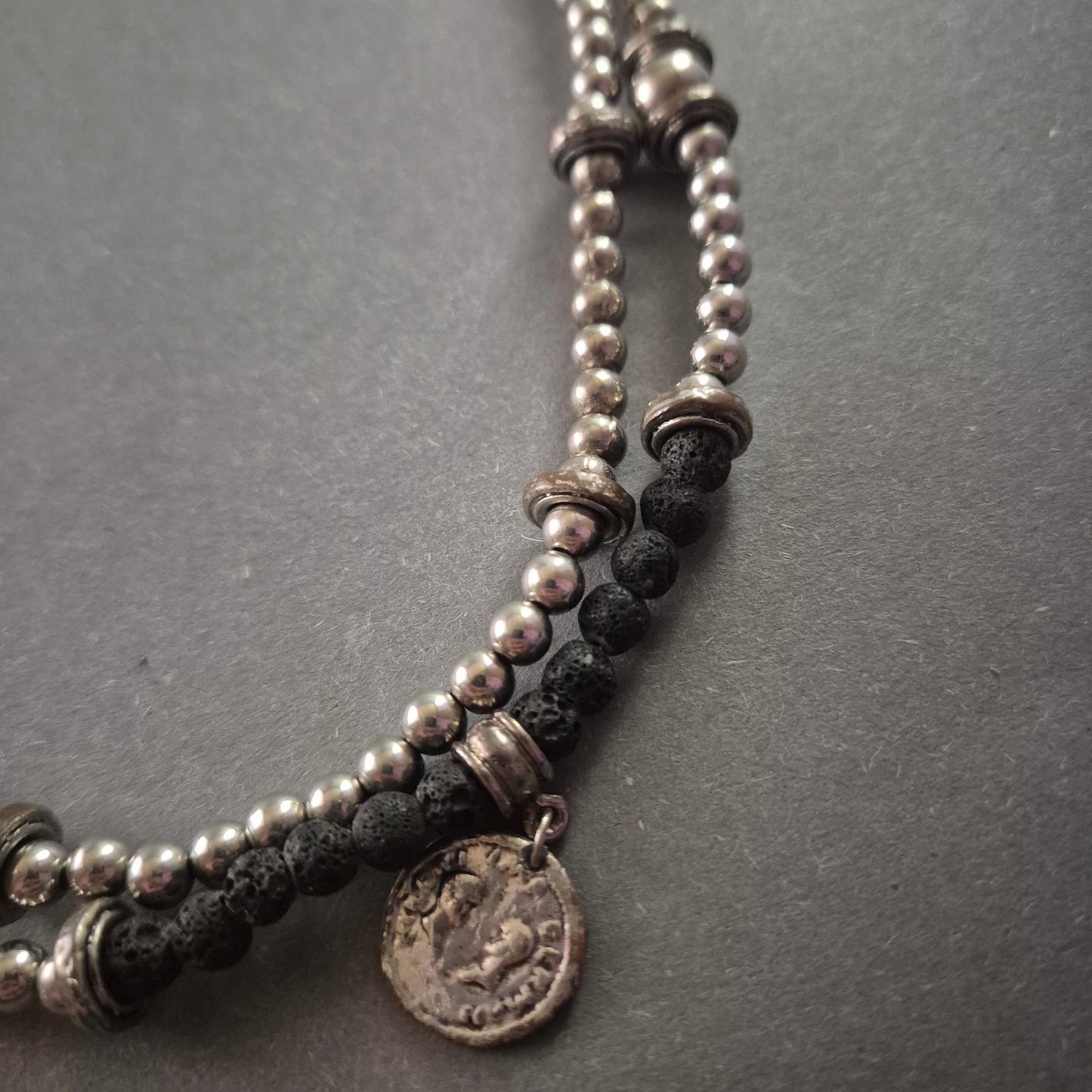 Doppelreihige Vintage-Halskette – Lava- & Metallperlen mit Münzanhängern