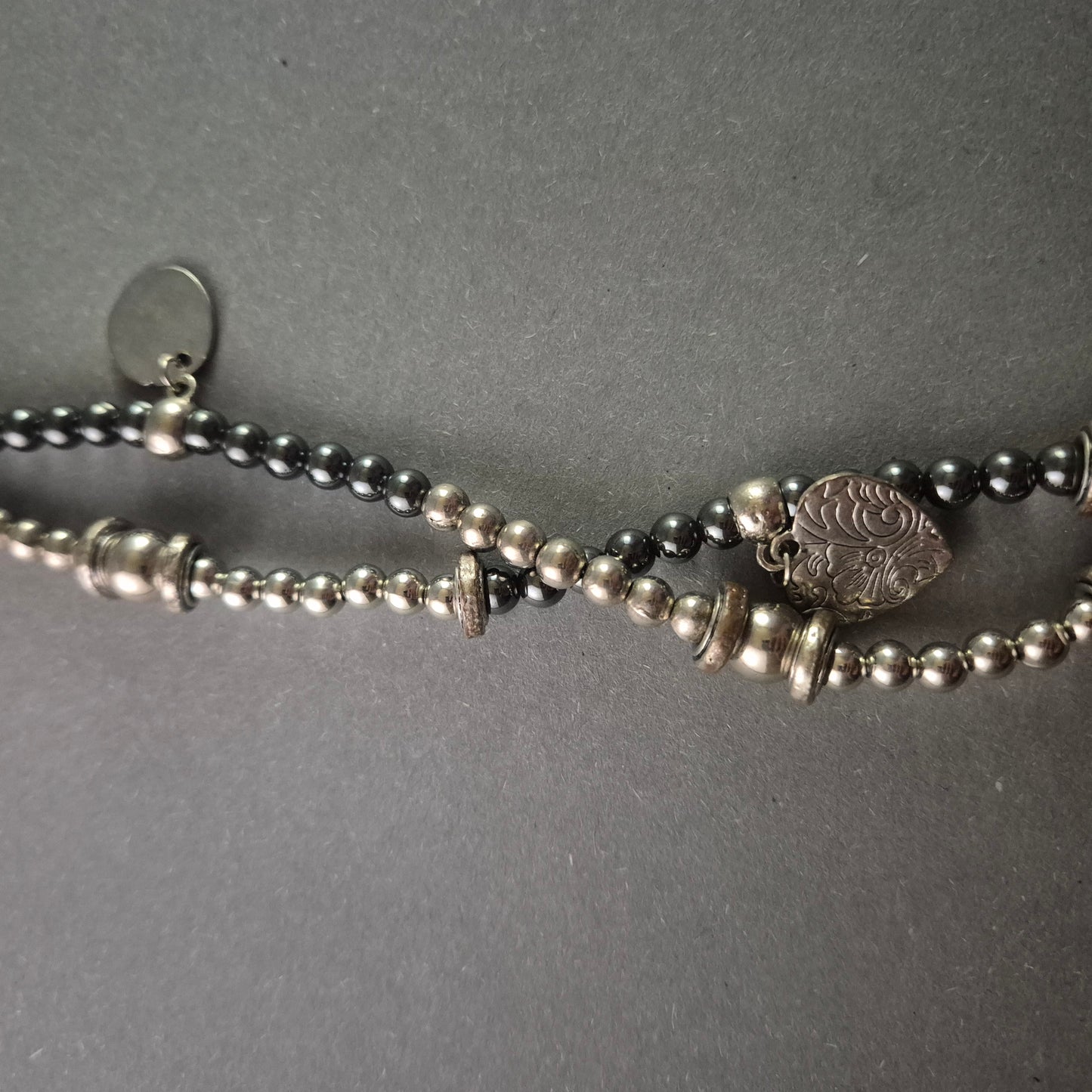 Doppelreihige Vintage-Halskette – Lava- & Metallperlen mit Münzanhängern