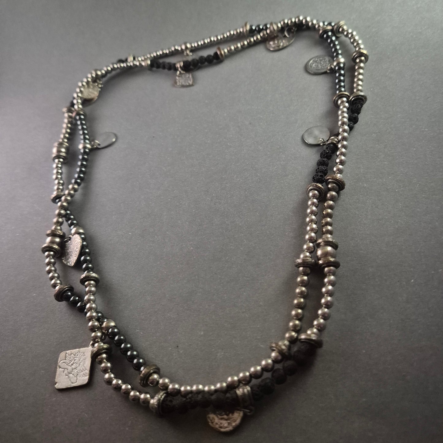 Doppelreihige Vintage-Halskette – Lava- & Metallperlen mit Münzanhängern