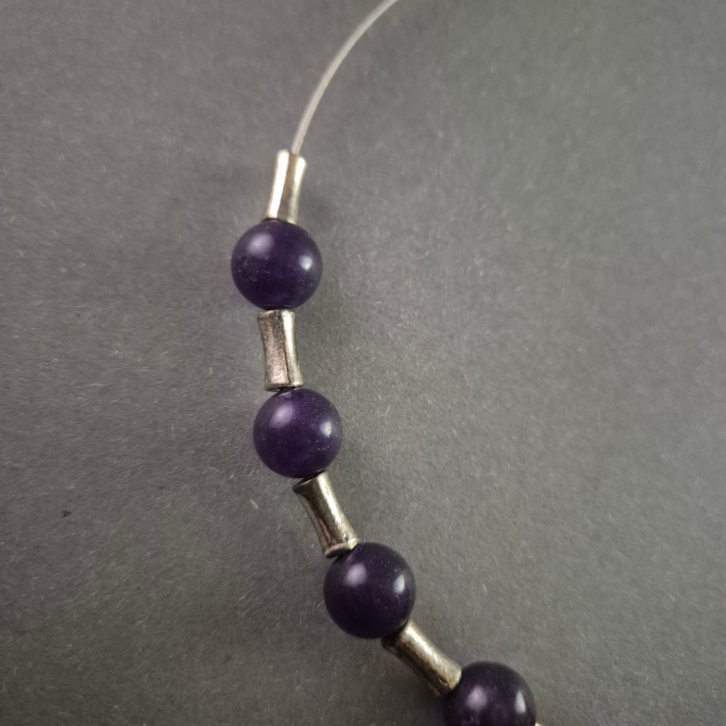 Minimalistische Edelstein-Halskette – Amethyst-Perlen mit Metallakzenten