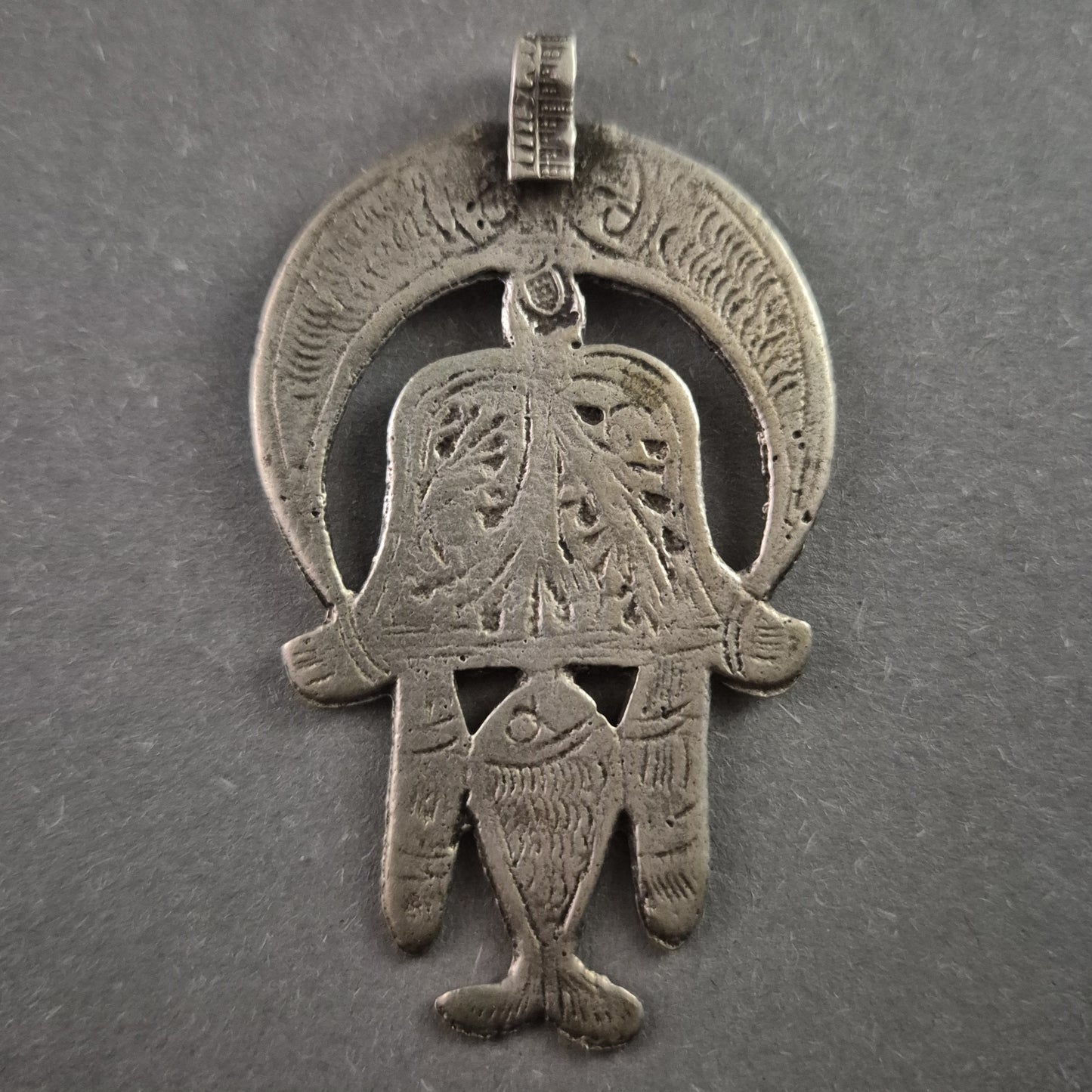 Antiker Hamsa-Anhänger – Handgefertigtes Schutzsymbol mit filigraver Gravur
