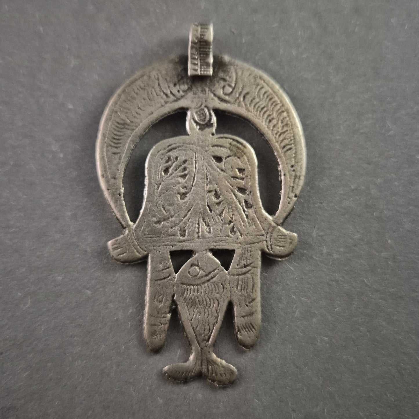 Antiker Hamsa-Anhänger – Handgefertigtes Schutzsymbol mit filigraver Gravur