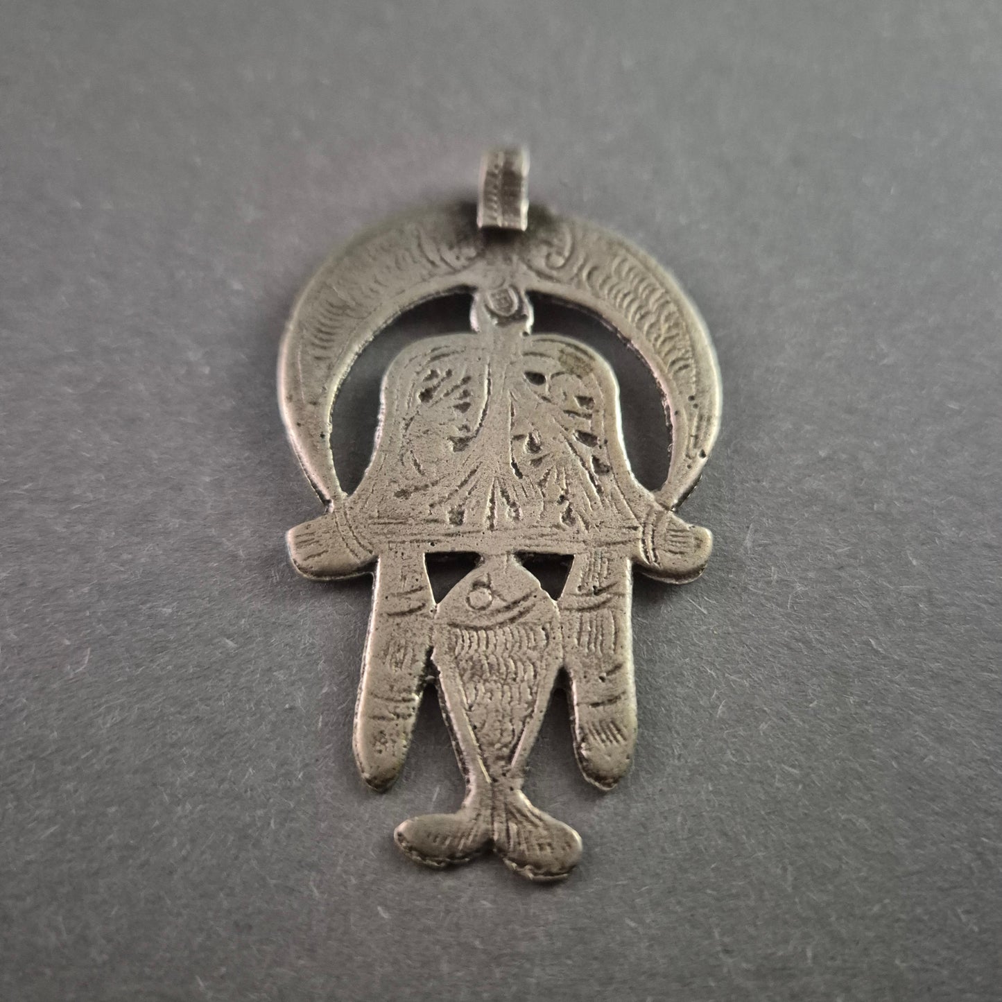 Antiker Hamsa-Anhänger – Handgefertigtes Schutzsymbol mit filigraver Gravur