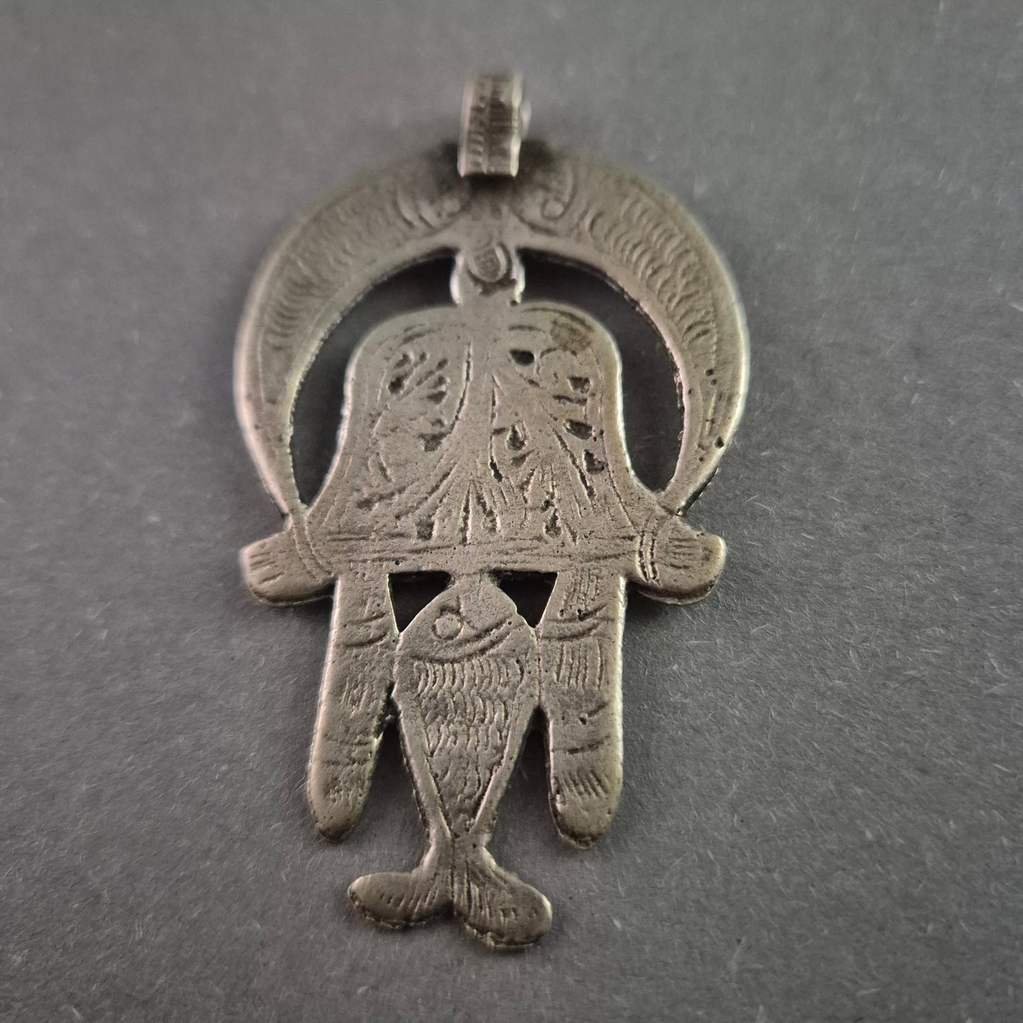 Antiker Hamsa-Anhänger – Handgefertigtes Schutzsymbol mit filigraver Gravur