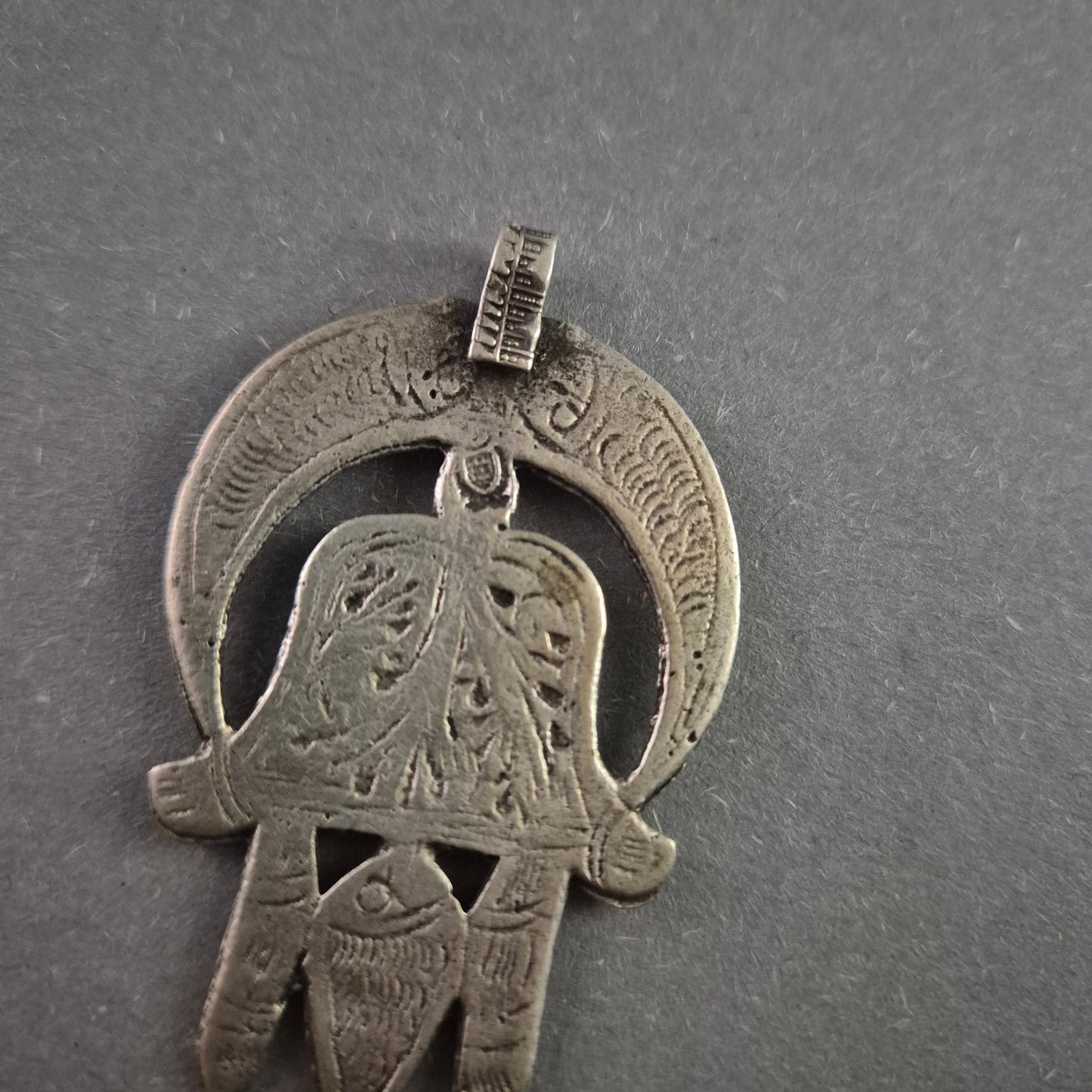 Antiker Hamsa-Anhänger – Handgefertigtes Schutzsymbol mit filigraver Gravur