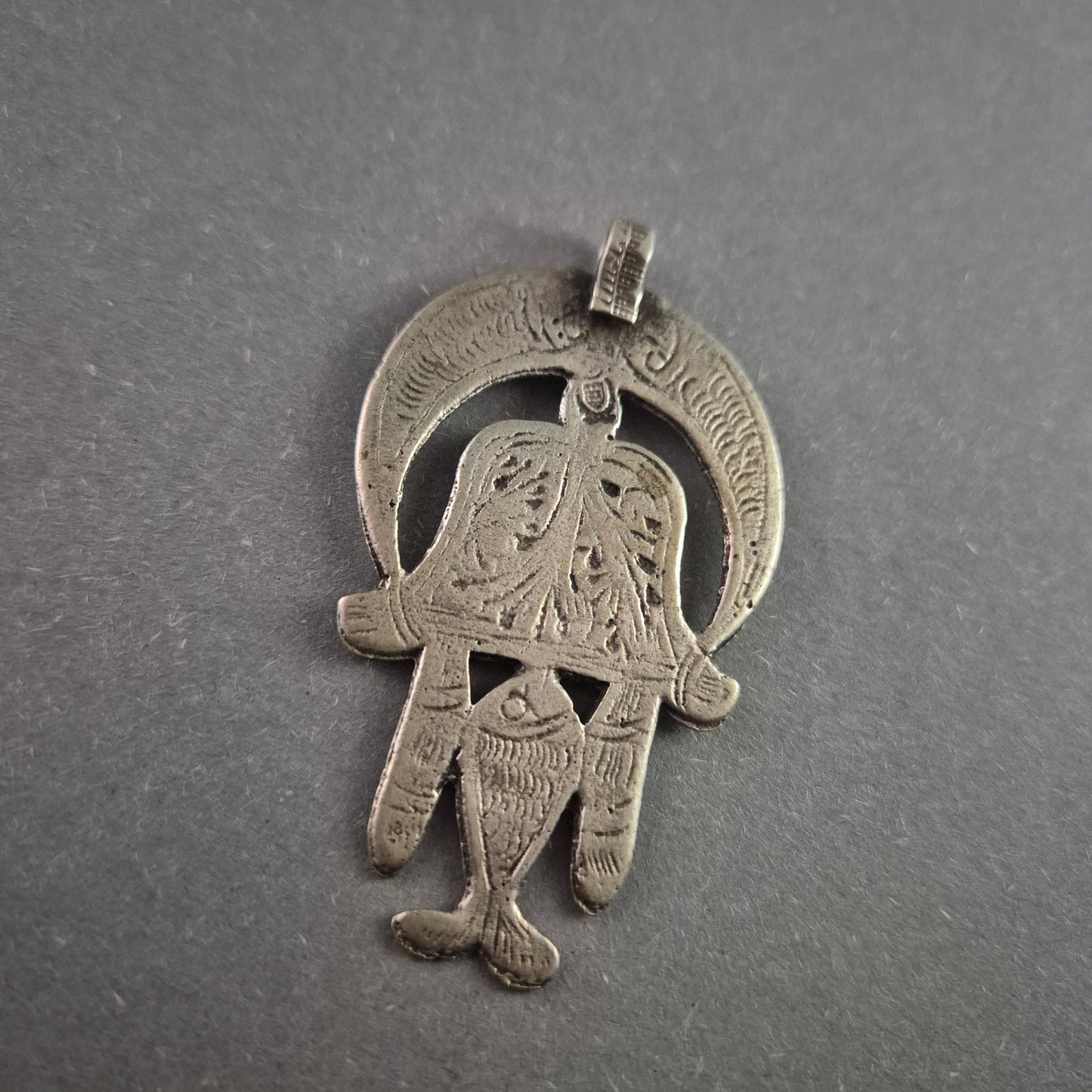 Antiker Hamsa-Anhänger – Handgefertigtes Schutzsymbol mit filigraver Gravur