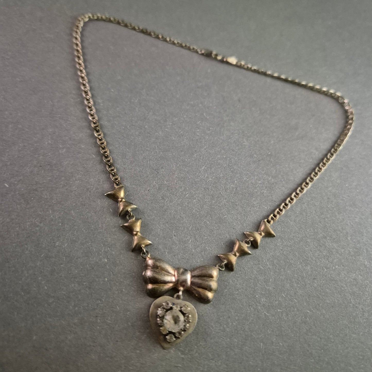 Vintage 925 Silberkette mit Schleifen & Herzanhänger – Elegante Romantik