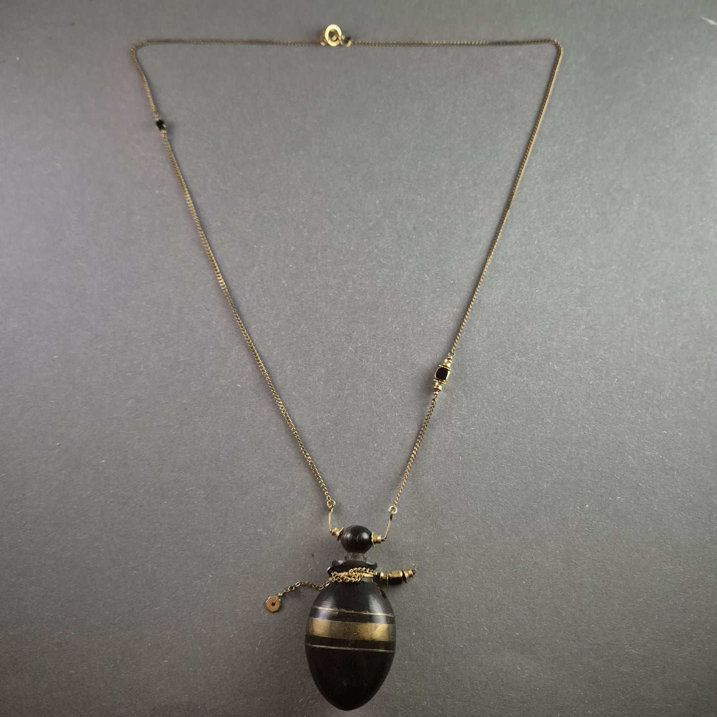 Flakon-Anhänger Halskette Exotisches Schmuckstück goldenen Akzenten