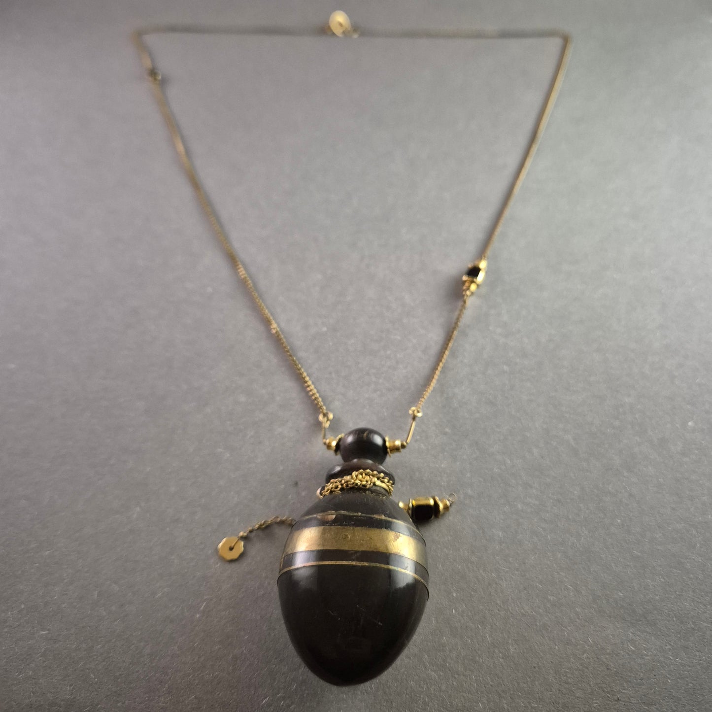 Flakon-Anhänger Halskette Exotisches Schmuckstück goldenen Akzenten