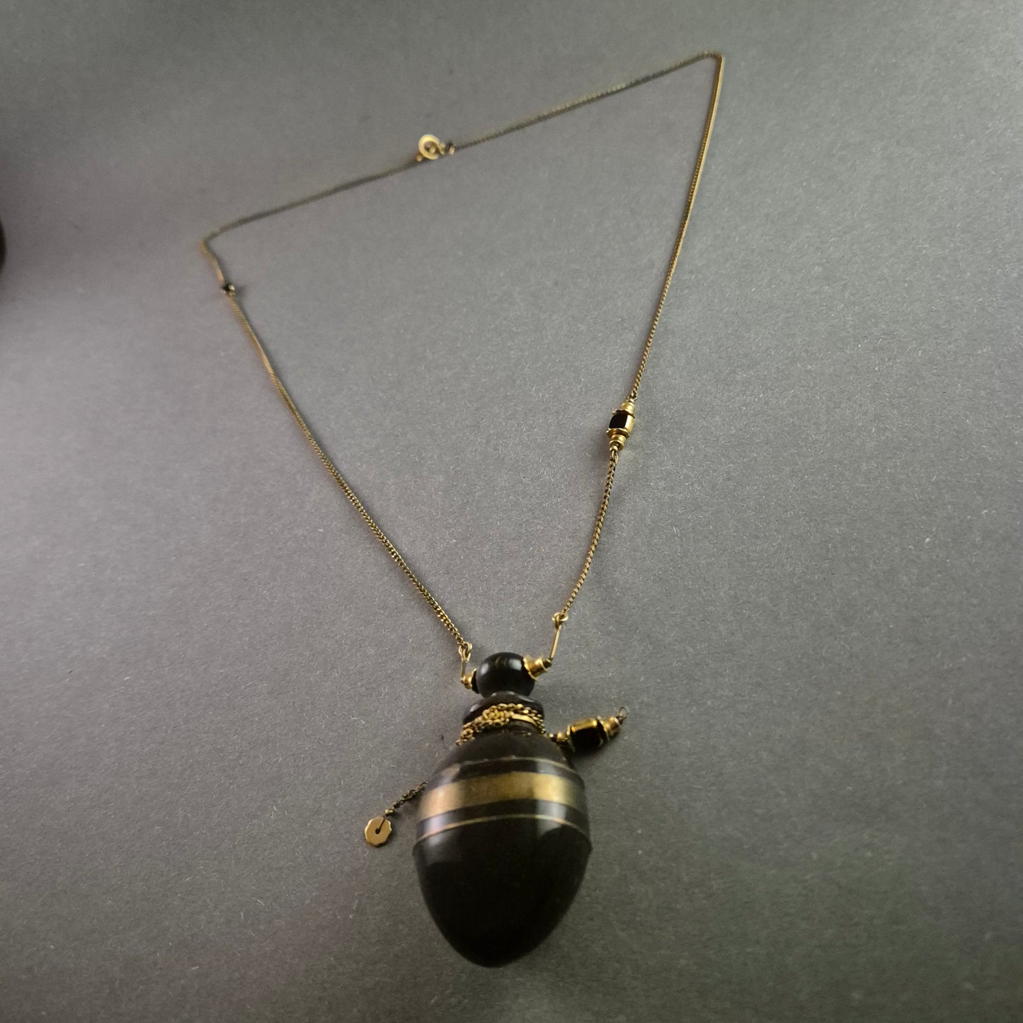 Flakon-Anhänger Halskette Exotisches Schmuckstück goldenen Akzenten