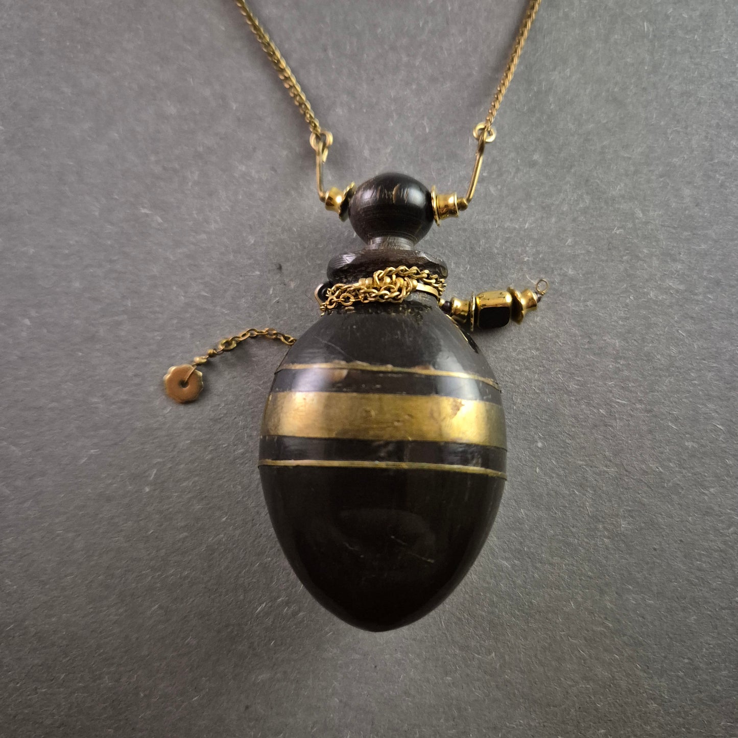 Flakon-Anhänger Halskette Exotisches Schmuckstück goldenen Akzenten