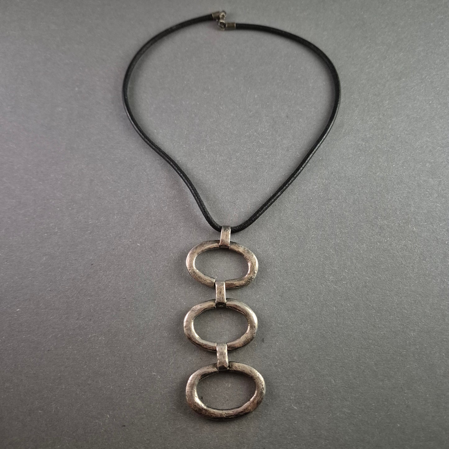 Moderne Lederkette mit Silberanhänger – Minimalistisches Design