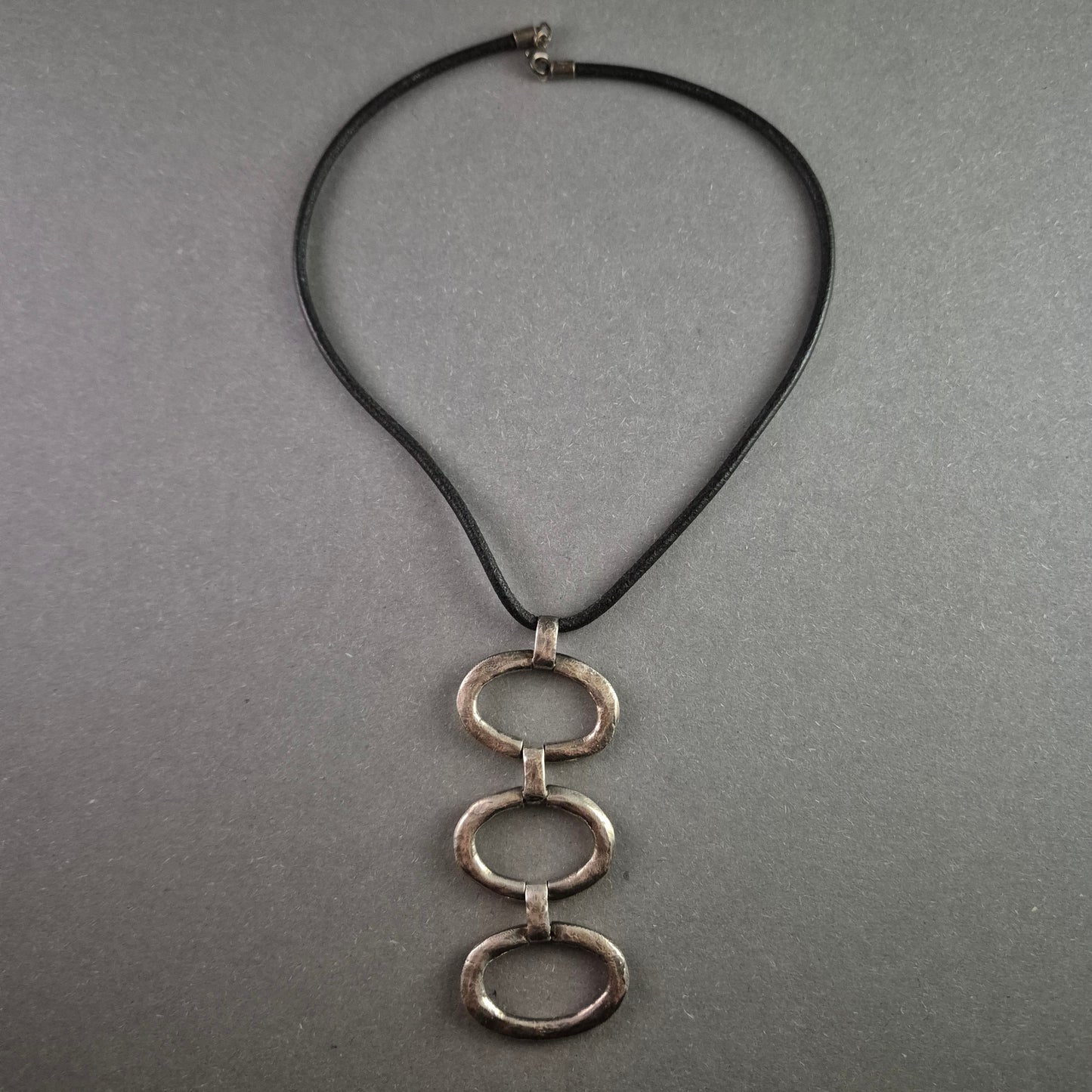 Moderne Lederkette mit Silberanhänger – Minimalistisches Design