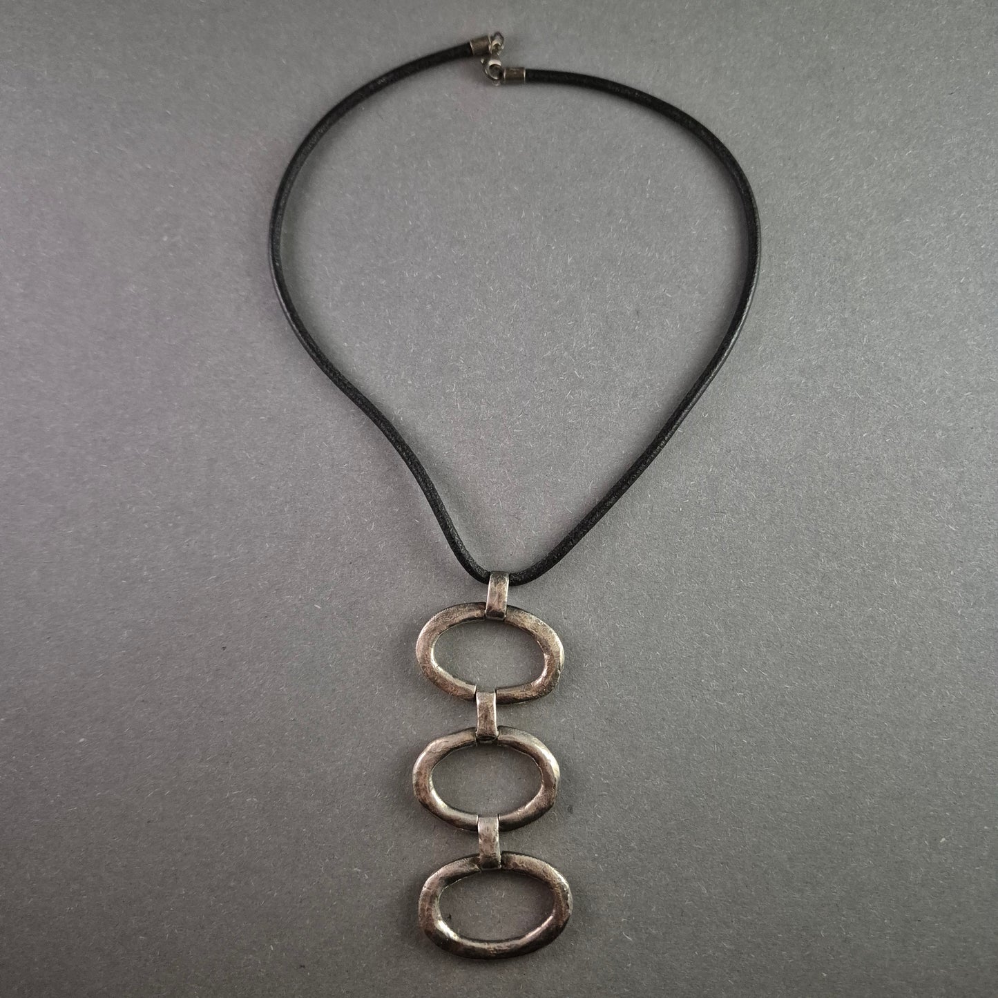 Moderne Lederkette mit Silberanhänger – Minimalistisches Design