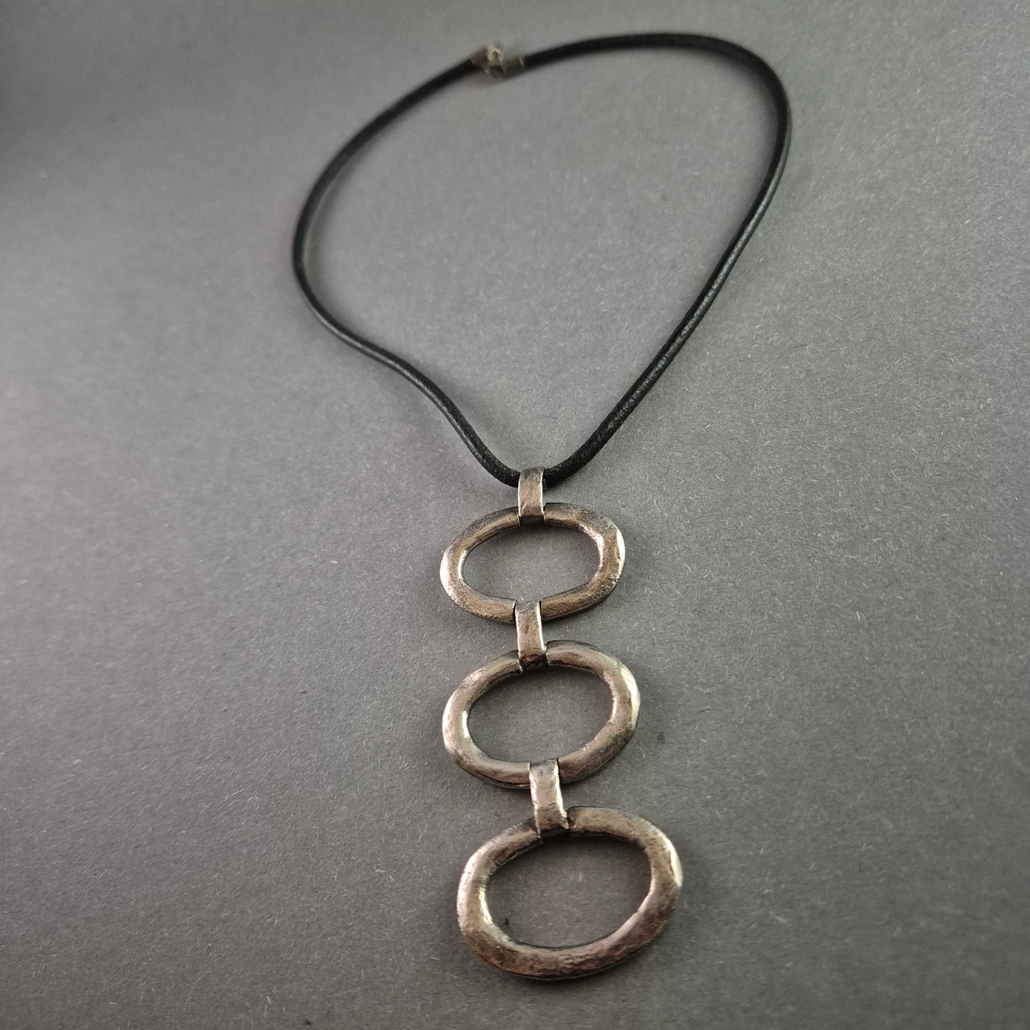 Moderne Lederkette mit Silberanhänger – Minimalistisches Design