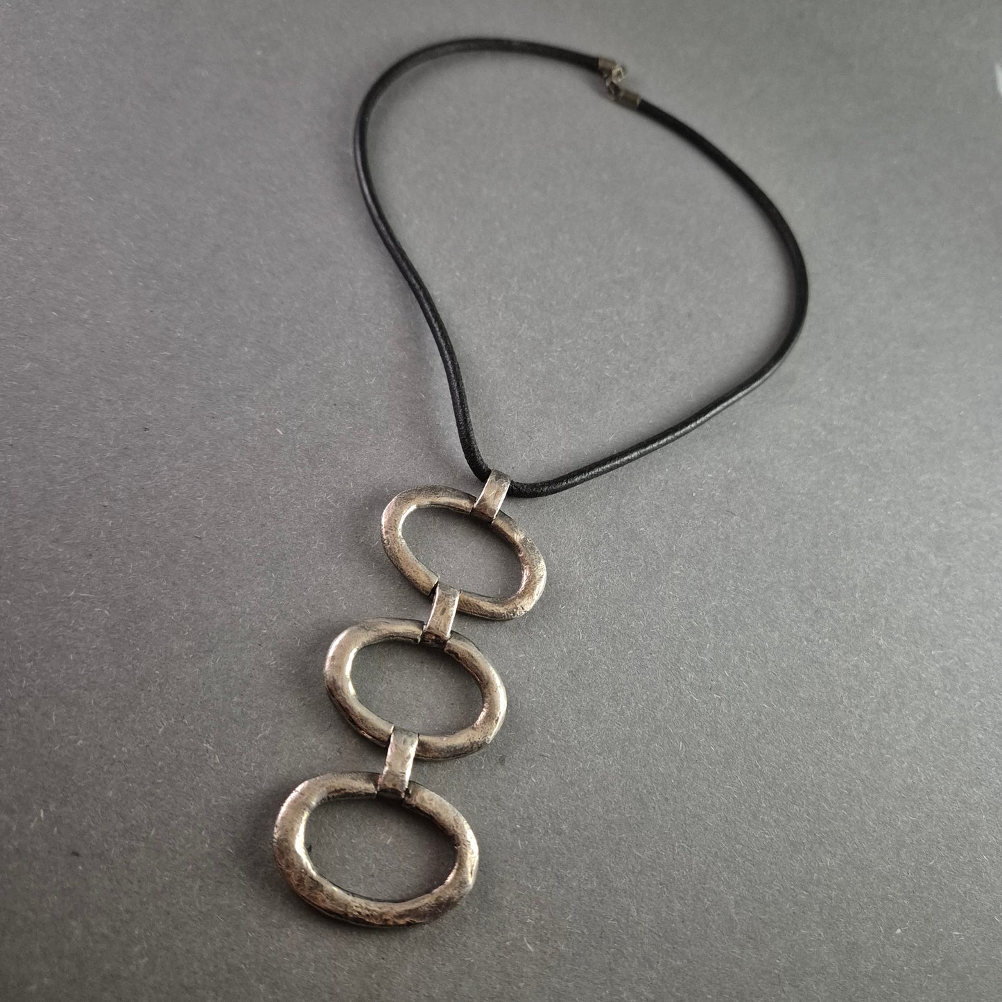 Moderne Lederkette mit Silberanhänger – Minimalistisches Design